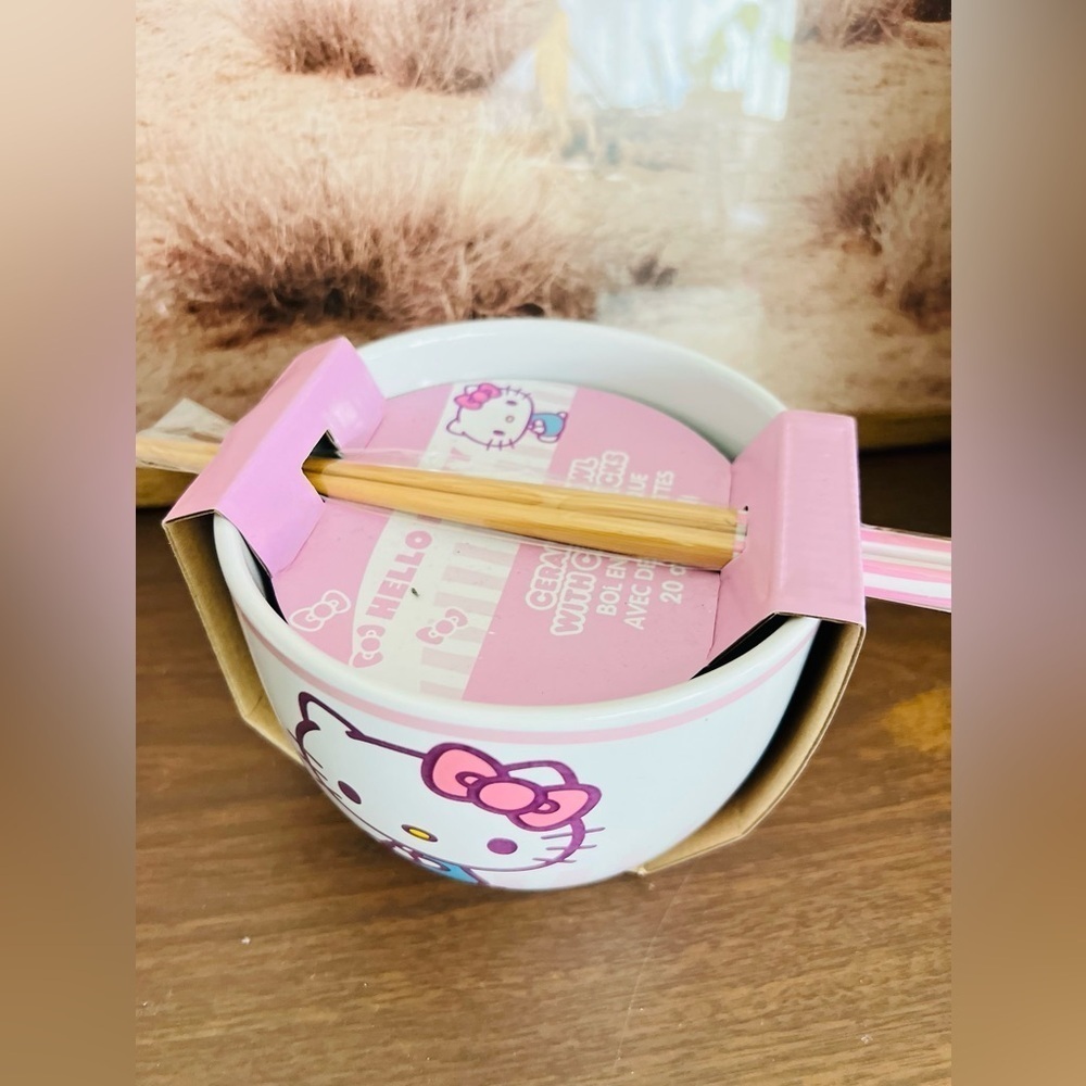 Hello kitty ramen bowl new with chapsticks